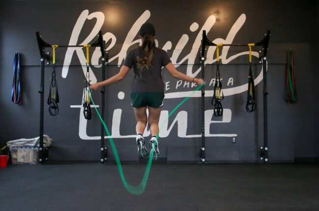 woman using jumping rope